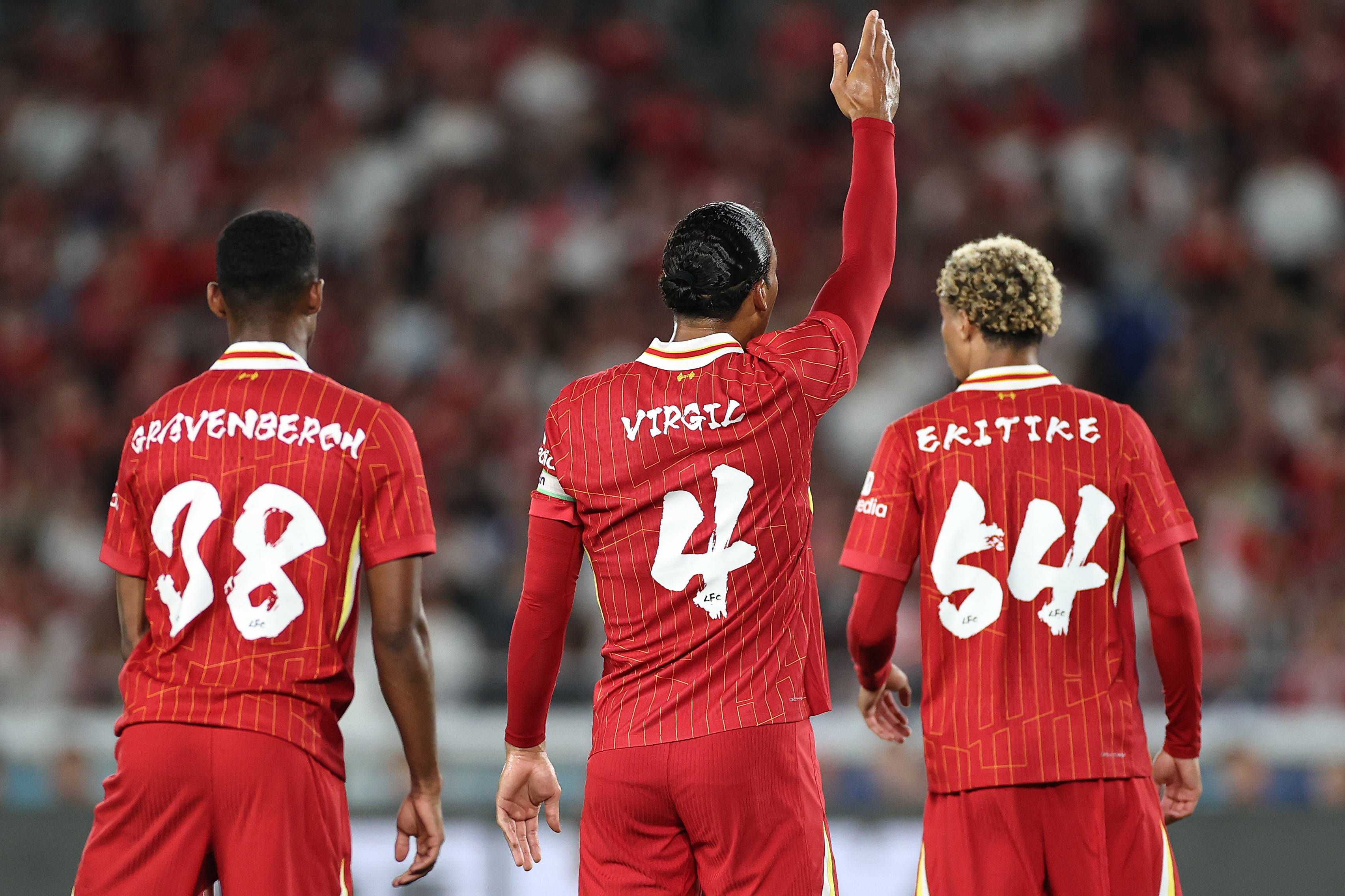 包含利物浦大胜，年轻球员表现出色令人瞩目的词条