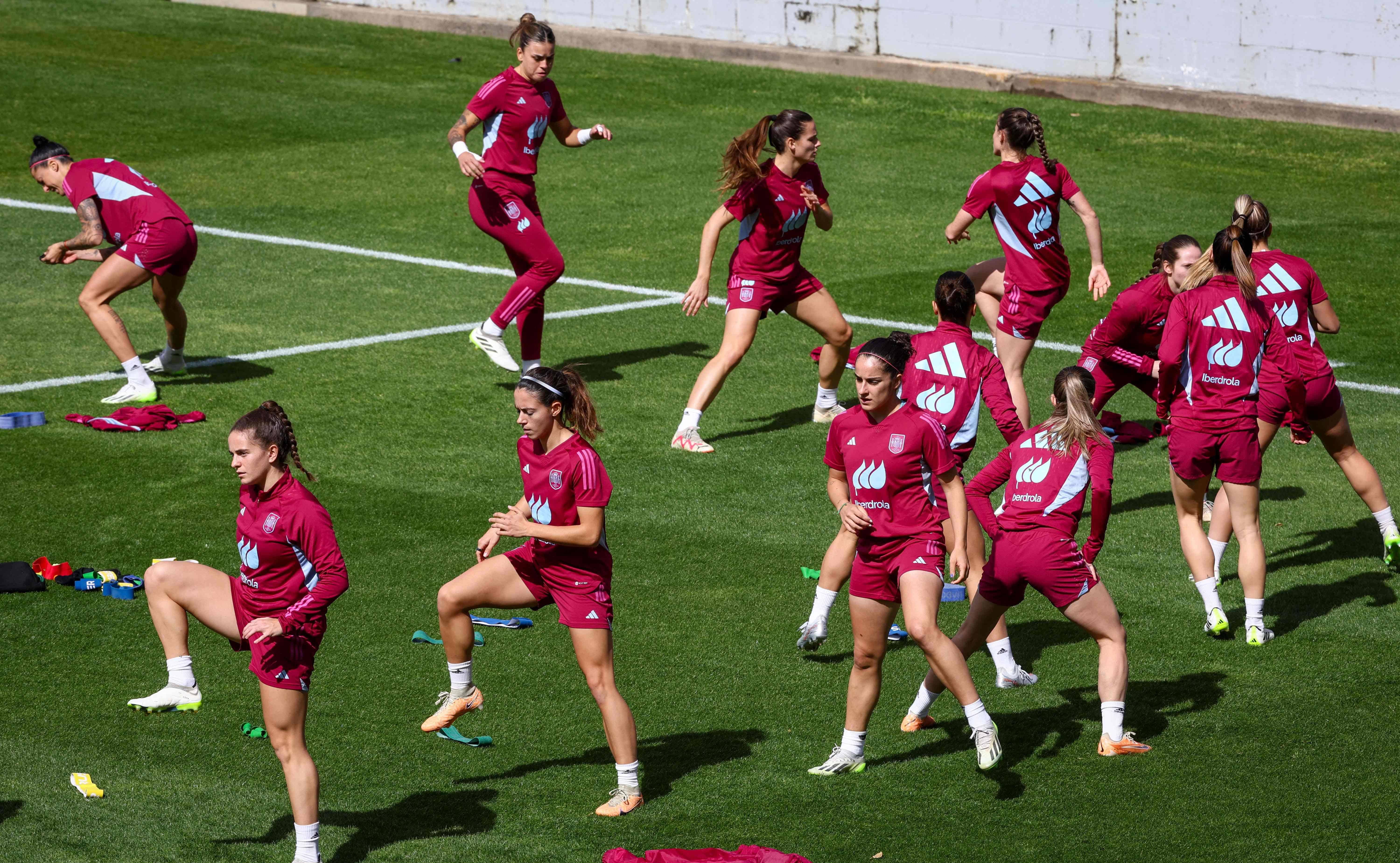 关于西班牙女足备战草地比赛，冲刺冠军的信息