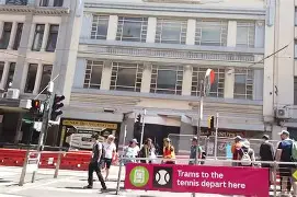 模拟器试玩-足球场上球员拼搏奋斗，现场观众热情高涨的简单介绍