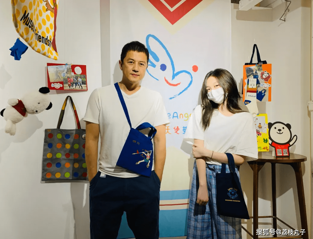 老鹰队球员参加义卖活动筹集善款支持慈善(老鹰队人员)